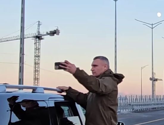 "Незабаром": Кличко записав відео на Подільско-Воскресенькому мосту