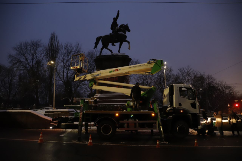 Бульвар Шевченко могут перекрыть: в Киеве демонтируют памятник Щорсу