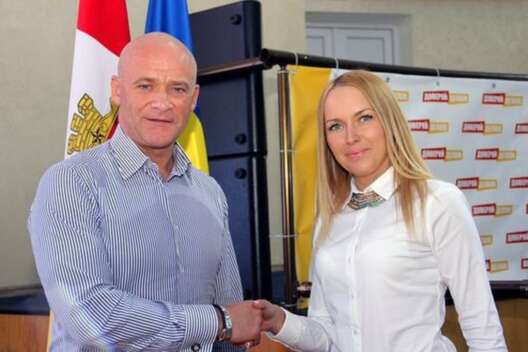 Депутатку от партии Труханова подловили на кнопкодавстве: видео