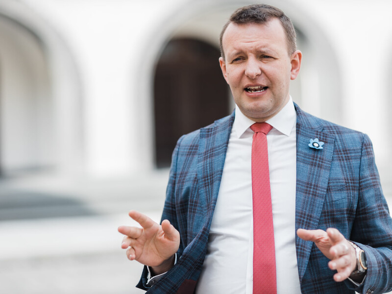 "Мы знаем, где эти люди находятся, чем занимаются". Эстония готова помочь в возвращении военнообязанных украинцев домой – глава МВД