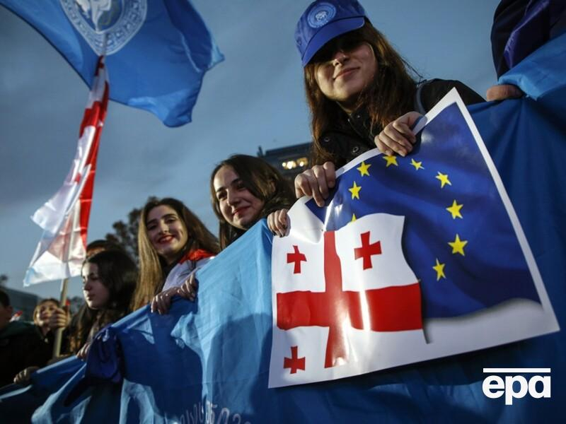В Грузии получение статуса кандидата в Евросоюз вышли праздновать тысячи людей. Фоторепортаж