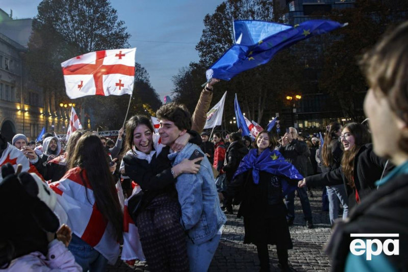 В Грузии получение статуса кандидата в Евросоюз вышли праздновать тысячи людей. Фоторепортаж