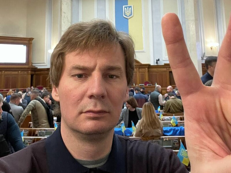 Внефракционный нардеп Шпенов досрочно отказался от мандата