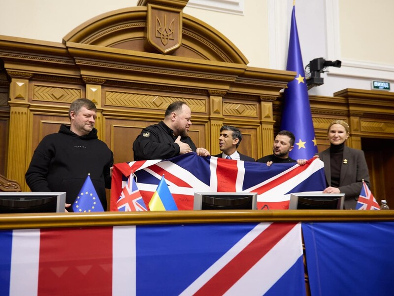 "Мы здесь и всегда будем с вами". Сунак принес в Раду флаг Великобритании, подписанный членами правительства, чтобы "стоял до дня победы Украины"