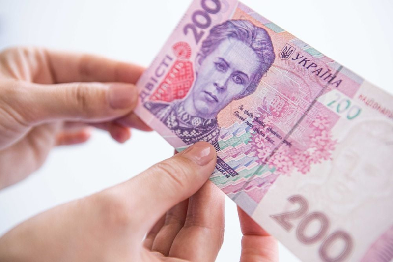 Середня зарплата в Україні впала на 3,3% за квартал